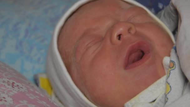 De close-up van een pasgeboren baby huilen — Stockvideo