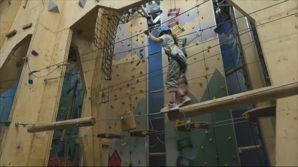A criança de menina em um parque de aventura de corda em um curso de obstáculo — Vídeo de Stock