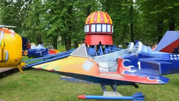 De meisjes rijden op carrousels in een pretpark — Stockvideo