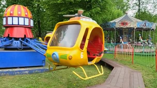 The girls ride on carousels in an amusement park — Stock Video