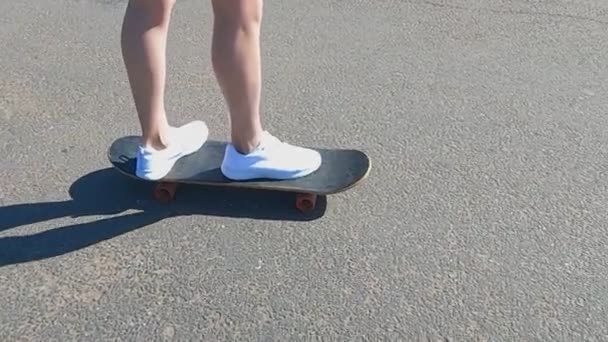 La ragazza impara a guidare uno skateboard — Video Stock