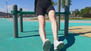 Çocuk parkında şınav çeken kız.