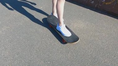 Kız kaykay sürmeyi öğreniyor.