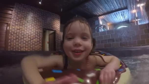 Barnet flicka simmar i inomhuspool — Stockvideo