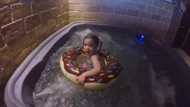 La niña nadando en la piscina cubierta — Vídeos de Stock