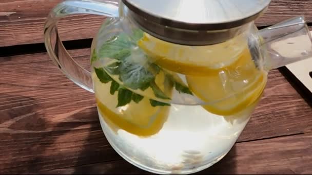 Летний освежающий напиток из лимона и мяты — стоковое видео