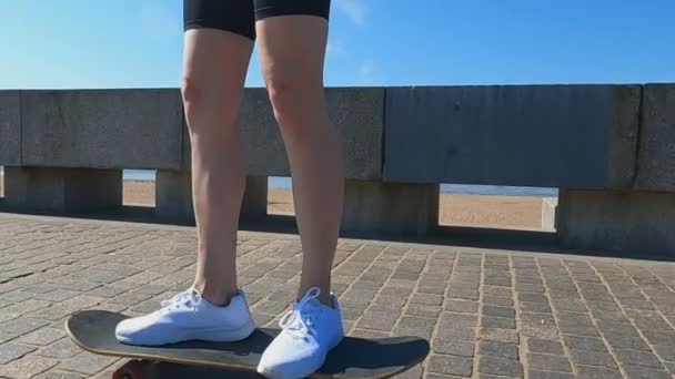 Спортивная девушка на набережной катается на скейте — стоковое видео