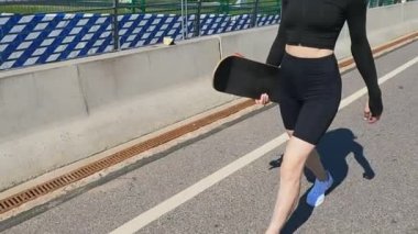 Kaykayla sette gezen sporcu kız.