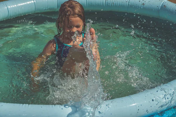 Uma Menina Criança Está Salpicando Piscina Rua Fotos De Bancos De Imagens