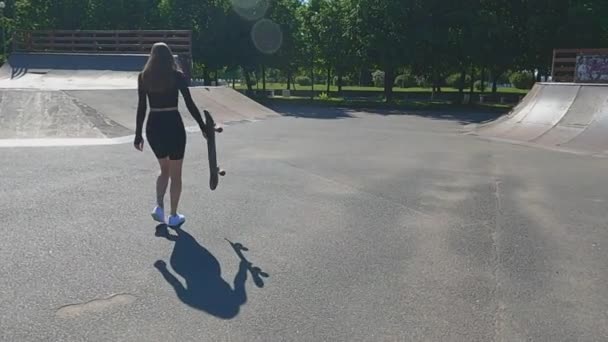 La fille sportive sur le remblai chevauchant un skateboard — Video