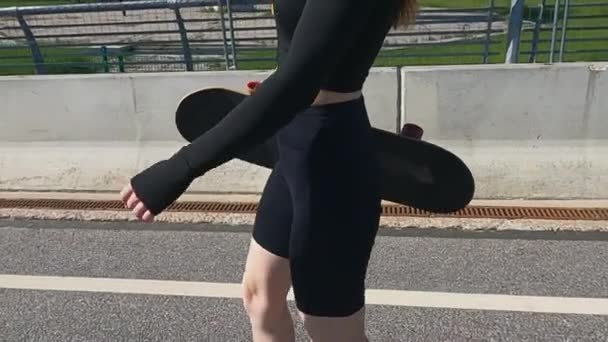 Sportovní dívka na nábřeží na skateboardu — Stock video