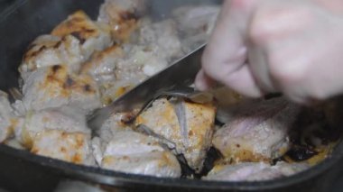 Kızartma tavasında kızartılan et parçalarına ayrılır.