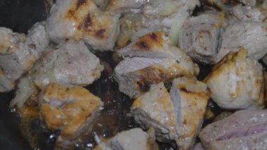 Kızartma tavasında kızartılan et parçalarına ayrılır.