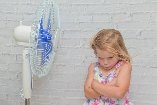 Het Meisje Kind Voorkant Van Een Elektrische Ventilator Geniet Van — Stockfoto