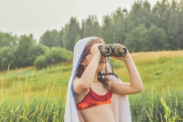 Menina Criança Está Prado Olha Por Binóculos — Fotografia de Stock