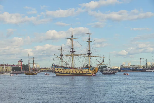 Bir su, eski bir yelkenli firkateyni.