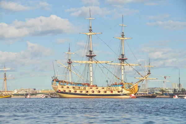 Bir su, eski bir yelkenli firkateyni.