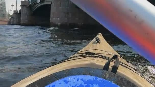 El kayak alrededor de la ciudad en el río vista en primera persona — Vídeo de stock