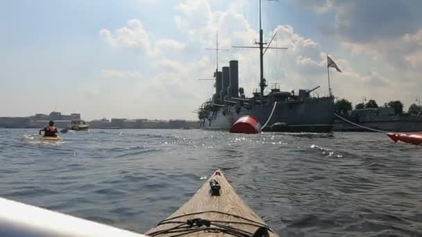 El kayak alrededor de la ciudad en el río vista en primera persona — Vídeo de stock