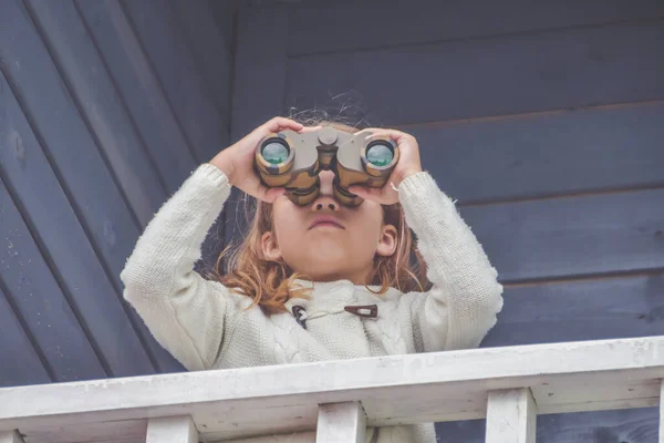 Uma Menina Olha Através Binóculos Varanda Casa — Fotografia de Stock