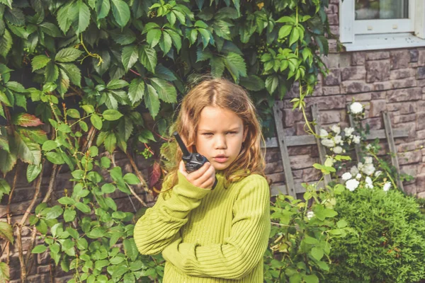 Uma Menina Criança Está Falando Rádio Dia Ensolarado Verão Imagens De Bancos De Imagens