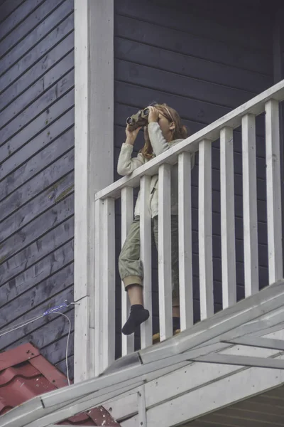 Une Enfant Fille Regarde Travers Les Jumelles Debout Sur Balcon — Photo