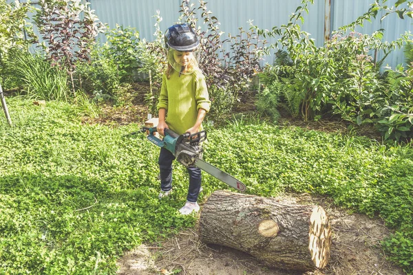 Una Niña Casco Con Una Sierra Eléctrica Sierra Tronco — Foto de Stock