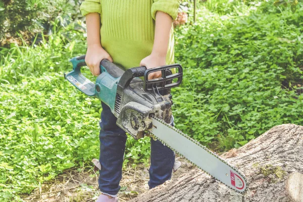 Una Niña Casco Con Una Sierra Eléctrica Sierra Tronco — Foto de Stock