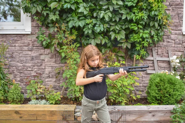 Enfant Fille Avec Fusil Garde Propre Photo Maison Sans Traitement — Photo