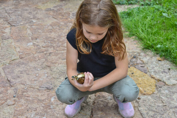 the child girl found a combat grenade outside the photo without processing