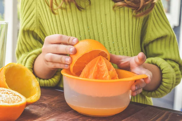 Girl Child Makes Freshly Squeezed Orange Juice Manual Juicer — Stock Photo, Image