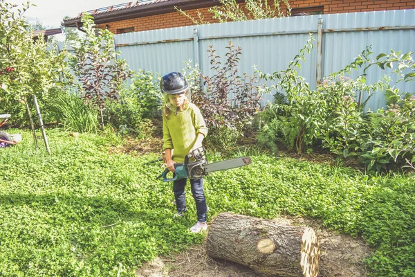 Una Niña Casco Con Una Sierra Eléctrica Sierra Tronco — Foto de Stock