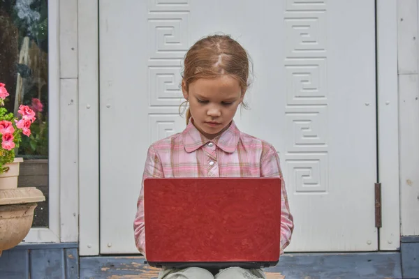 Een Meisje Met Een Laptop Zit Veranda Van Het Huis — Stockfoto