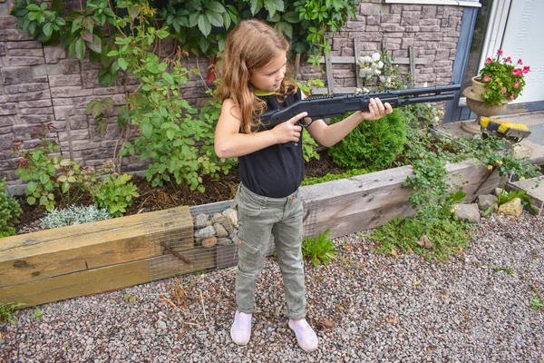 Enfant Fille Avec Fusil Garde Propre Photo Maison Sans Traitement — Photo