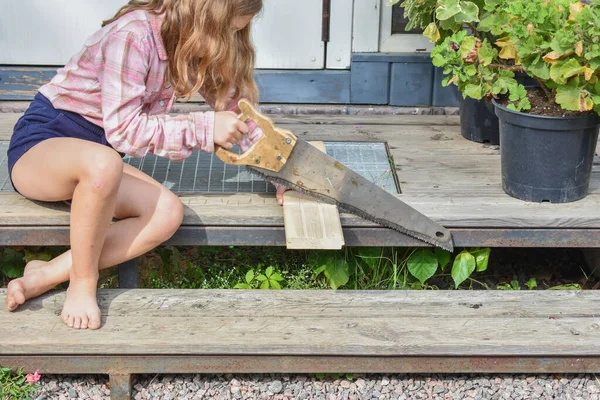 Child Girl Hacksaw Saws Board Photo Processing — Stock Photo, Image