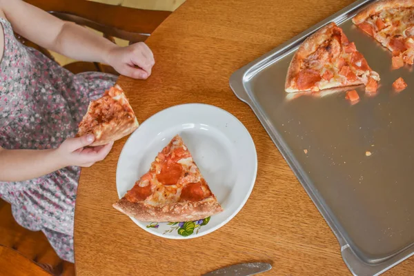 Dziewczyna Dziecko Gotuje Pizzę Piekarnik Zdjęcie Bez Filtra — Zdjęcie stockowe