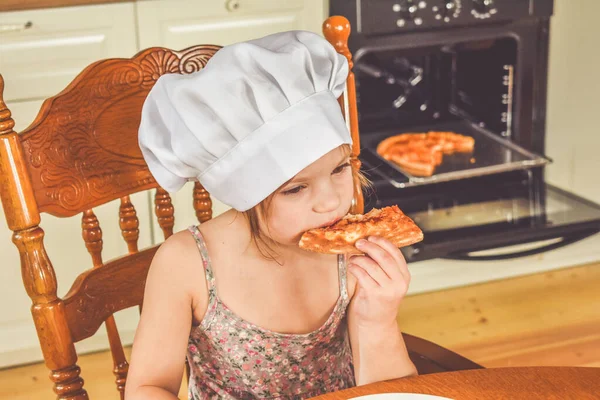 Dziewczyna Dziecko Gotuje Pizzę — Zdjęcie stockowe