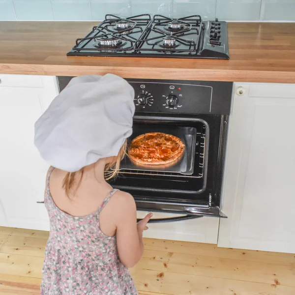 Mädchen Kocht Pizza Ofen Foto Ohne Filter — Stockfoto