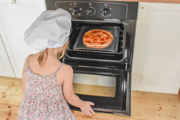 Meisje Kind Kookt Pizza Oven Foto Zonder Filter — Stockfoto