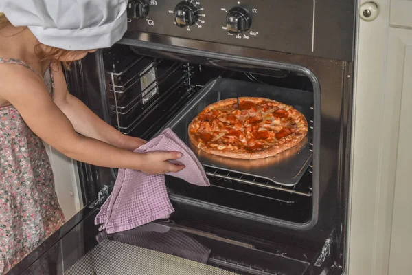 Menina Criança Cozinha Pizza Foto Forno Sem Filtro — Fotografia de Stock