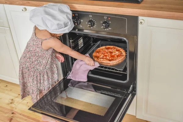 Meisje Kind Kookt Pizza Oven Foto Zonder Filter — Stockfoto