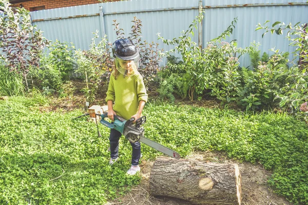 Una Niña Casco Con Una Sierra Eléctrica Sierra Tronco — Foto de Stock