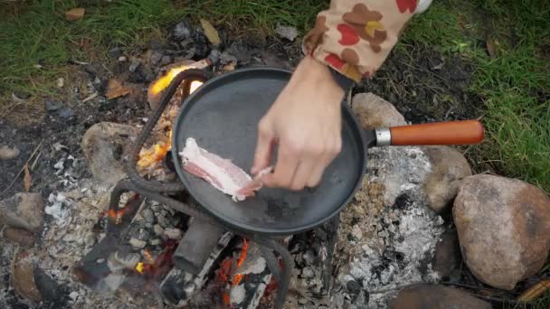 Man Friet Spek Eieren Met Specerijen Een Koekenpan Bij Rivier — Stockvideo