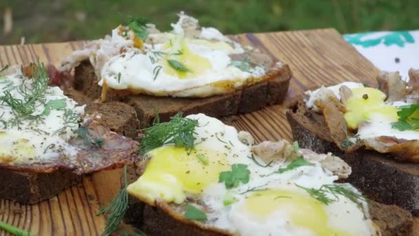 Τηγανητό Μπέικον Αυγά Μυρωδικά Μαγειρεμένα Τηγάνι Ξύλινη Σανίδα Φθινόπωρο — Αρχείο Βίντεο