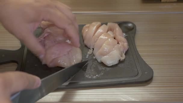 Χέρια Του Ανθρώπου Κόβουν Κρέας Κοτόπουλου Στο Τραπέζι Κομμάτια Ένα — Αρχείο Βίντεο