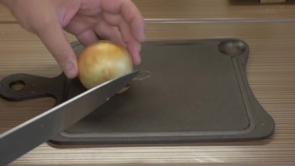 Man Snijdt Witte Een Plank Met Een Metalen Mes Stukken — Stockvideo