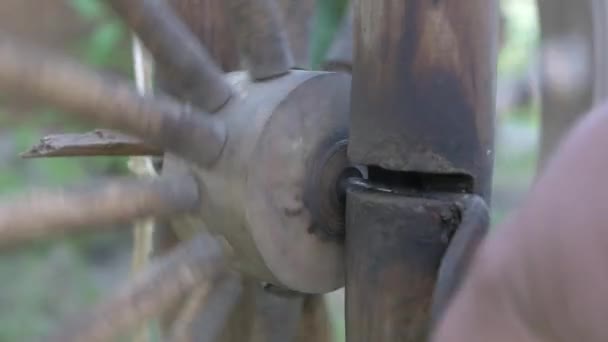 Het Gras Bij Het Huis Staat Een Antieke Breimachine — Stockvideo