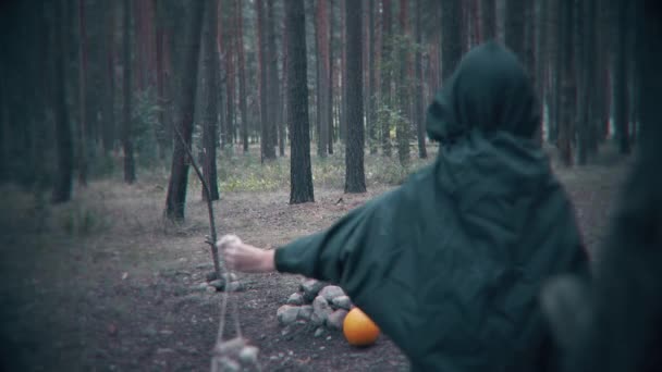 Verschrikkelijke Donkere Figuur Het Bos Brengt Sleutel Scène Voor Halloween — Stockvideo