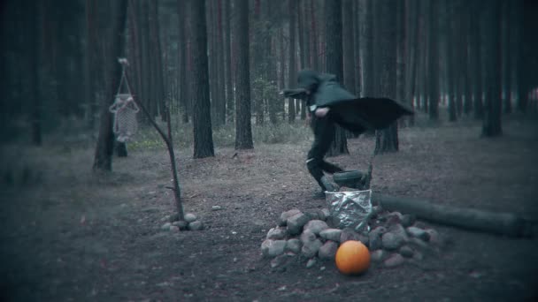 森の中を恐ろしい暗い姿が走っている ハロウィーンのシーン — ストック動画