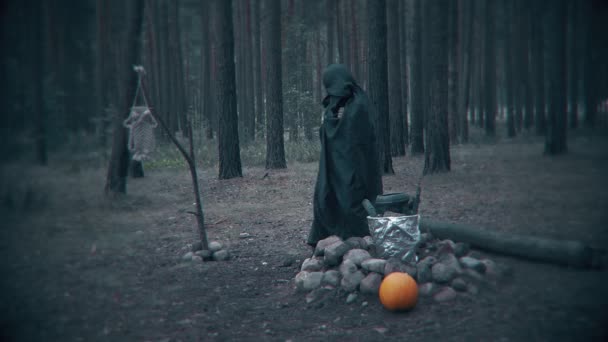 Terrible Figura Oscura Caminando Por Bosque Escena Para Halloween — Vídeo de stock